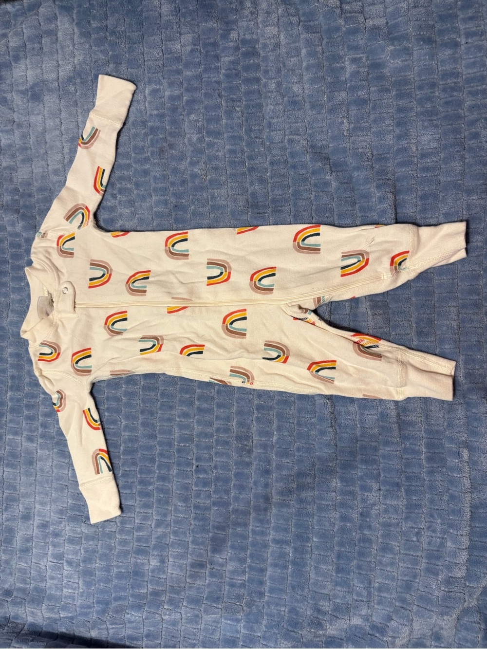 Hanna Andersson Cream Footie with Multicolor Rainbow Print